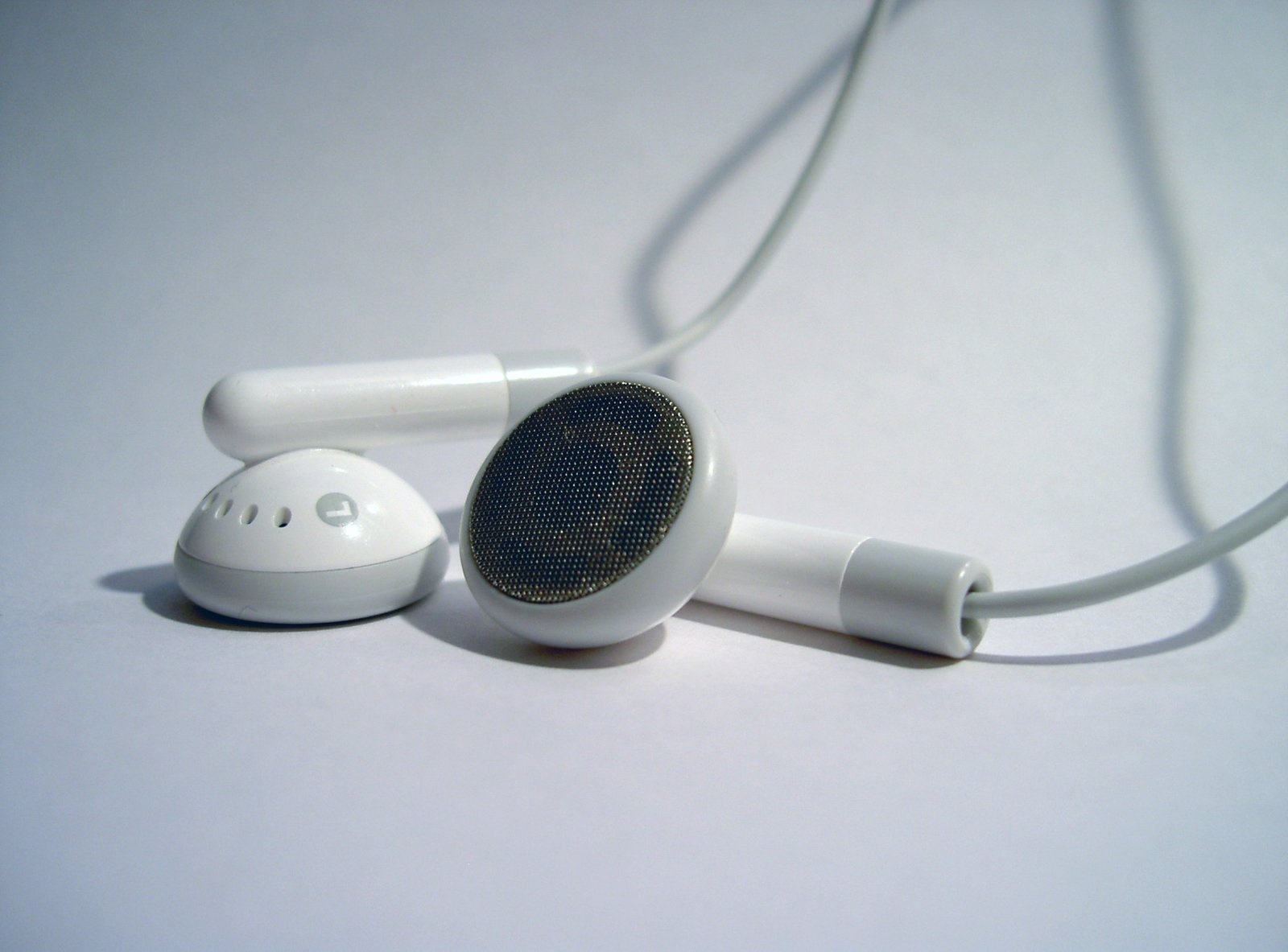 earphones-1519785